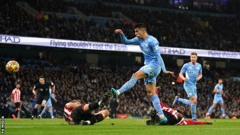 Daafaca Man City  Joao Cancelo:  oo soo bogsaday ayaa sheegay  dhacdadii dhaawaca wajiga ee soo gaartay markii uu isku dayay inuu la dagaallamo afar nin ah oo gurigiisa u soo dhacday in ay argagax  gelisay Manchester City oo dhan