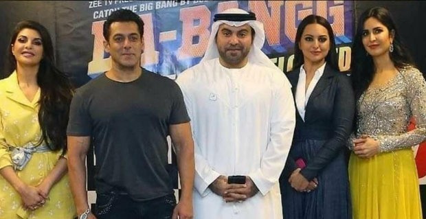 Safarkii ugu weynaa ee Bollywoodka ayaa dib ugu soo laabtay wadada markii uu Salman Khan u ambabaxay  si uu bandhig faneed ugu sameeyo  Dubai garoonka Duty Free Tennis