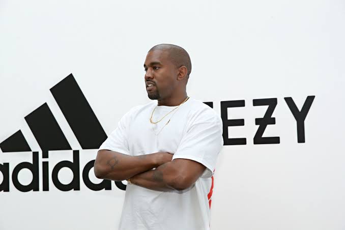 Adidas waxay u muuqataa mid dooneeysa in ay ka laabto eedaymihii yuhuud neceybka ee gooysay wadashaeeyntii ay la laheeyd fanaanka Kanye West