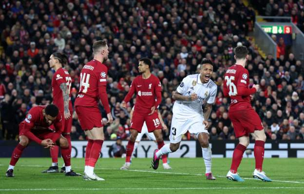 Real Madrid ayaa Liverpool ku garaacday Anfield kulan ka tirsan wareega koowaad ee Champions League Iyadoo Napoli ay hogaanka u qabatay Frankfurt