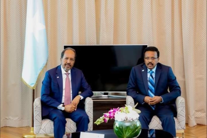 Somalia :Madaxweynaha Hadda ayaa Booqday Madaxweynihii Hore