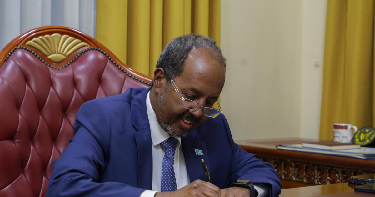 Madaxweyne Xasan Sheekh oo xal u helay Xiisadii dhulka Damdamiska