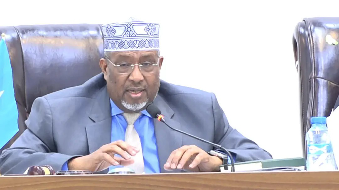 Daawo: Guddoomiye Sheekh Aadan Madoobe Oo ku baaqay In “Barrito ay jirto kulan xasaasi ah oo Madaxweynaha Somalia uu kaga warbixin kaga bixin doono xaaladda dalka