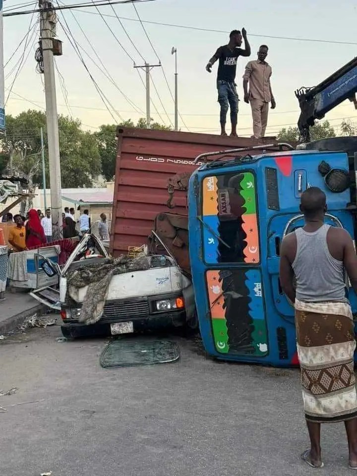 Muqdisho: 10 qof ayaa ku dhintay gaarigii ay la socdeen oo ku dul dhacay gaari xamuul ah oo sidey konteenar ay raashin ka buuxaan.