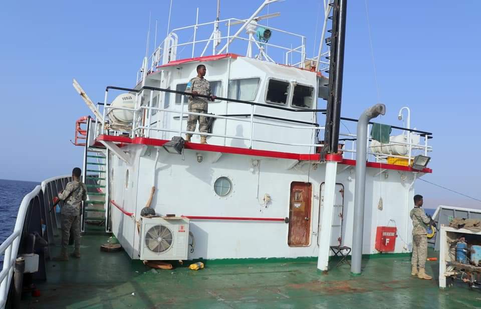 Ciidamada badda Hindiya oo xoog kusoo furtay markab iyo shaqaalihii saarnaa