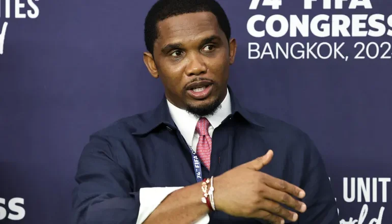 FIFA ayaa ka mamnuucday Cameroon Samuel Eto’o lix bilood sababo la xiriira dhaqan xumo.