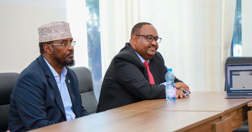 Maxay Ka Tiri Villa Somalia maqnaashaha shirka wadatashiga ee Deni iyo Axmed Madoobe