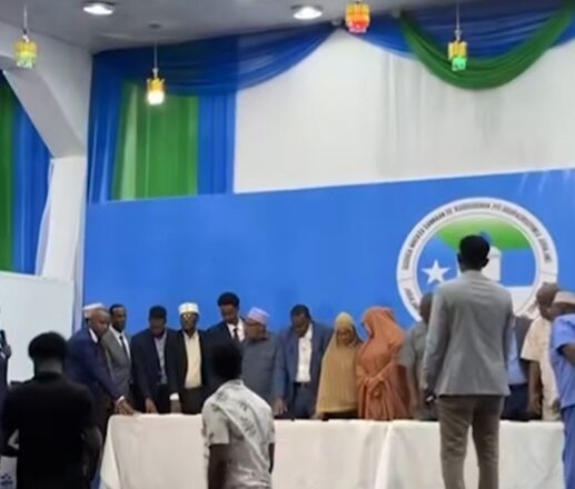 Daawo :Dhaarinta Xildhibaannada cusub ee Jubbaland xilli Xasan Sheekh iyo Xamse ay qaadeen tilaabooyin ka dhan ah Axmed Madoobe